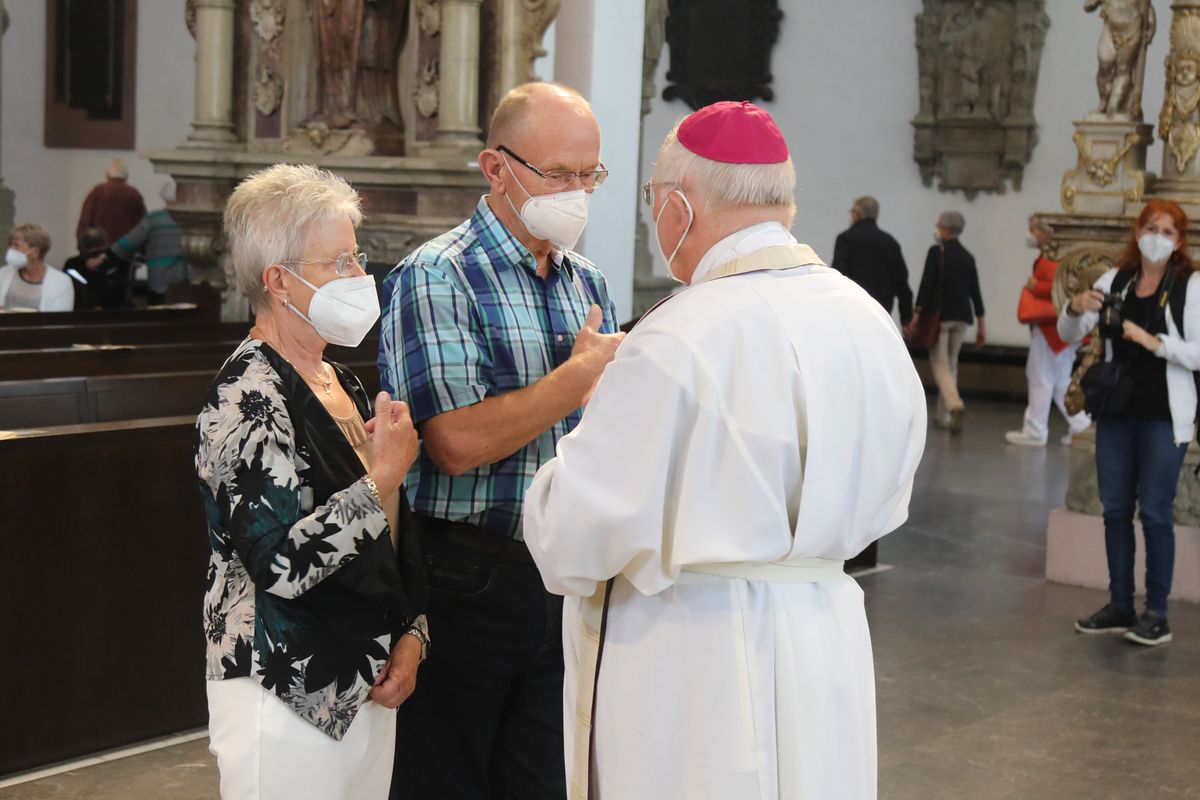 	 Weihbischof Ulrich Boom feierte am Mittwochnachmittag, 30. Juni, einen Gottesdienst für Ehepaare, die 2020 oder 2021 ihr goldenes, diamantenes oder eisernes Ehejubiläum hatten. Im Anschluss konnten sich die Paare segnen lassen.