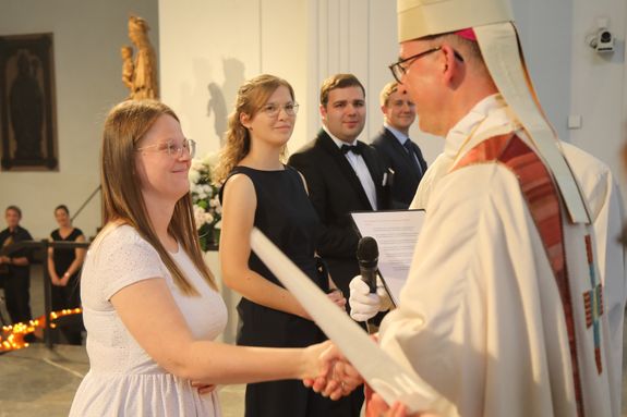 Bischof Dr. Franz Jung beauftragt Annette Sobán als Gemeindereferentin.