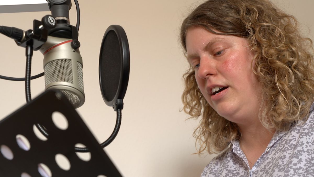 Gemeindereferentin Isabel Oestreicher beim Einsprechen der Texte für den Audioguide.