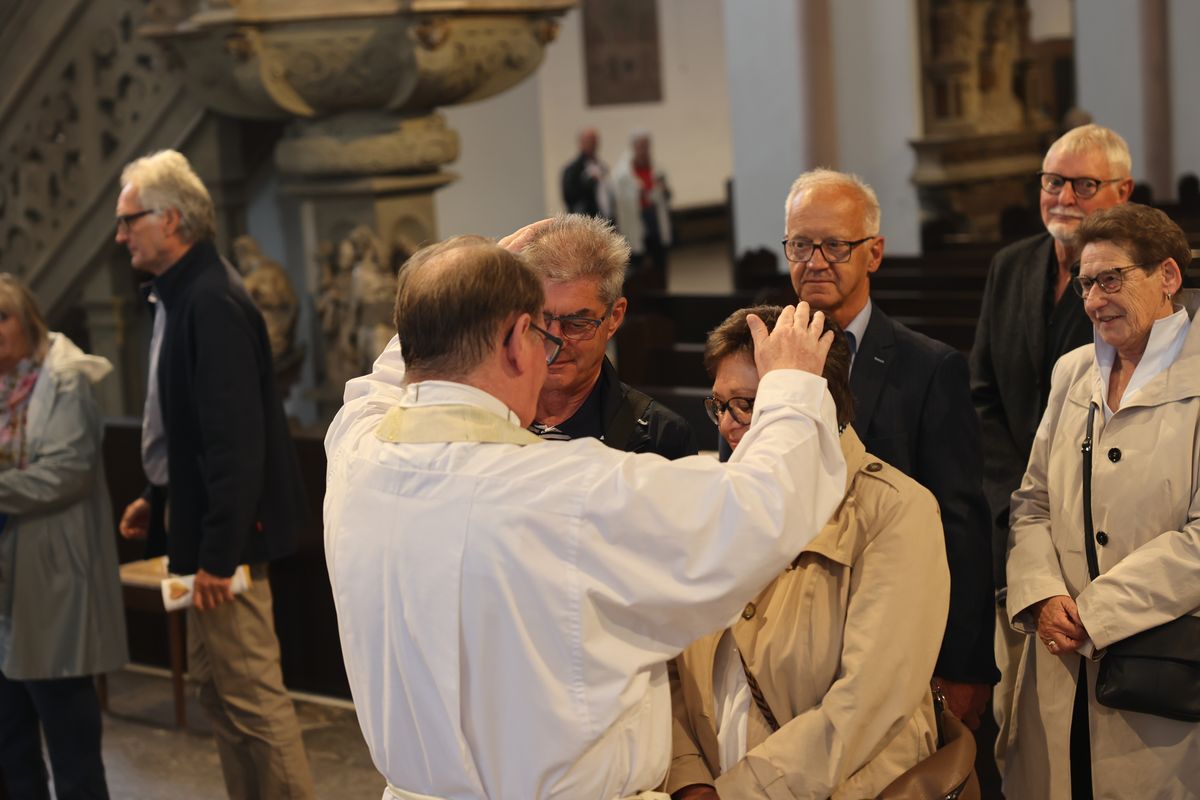 Seelsorgerinnen und Seelsorger spendeten nach dem Gottesdienst den Jubelpaaren individuell den Segen. 