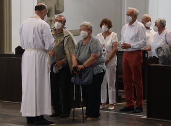 Mit rund 110 Ehepaaren aus der ganzen Diözese hat Weihbischof Ulrich Boom am Mittwochnachmittag, 23. Juni, einen Pontifikalgottesdienst gefeiert. Eingeladen waren Ehejubilare, die in den Jahren 2020 und 2021 auf 50, 60 oder 65 gemeinsame Jahre zurückblicken.