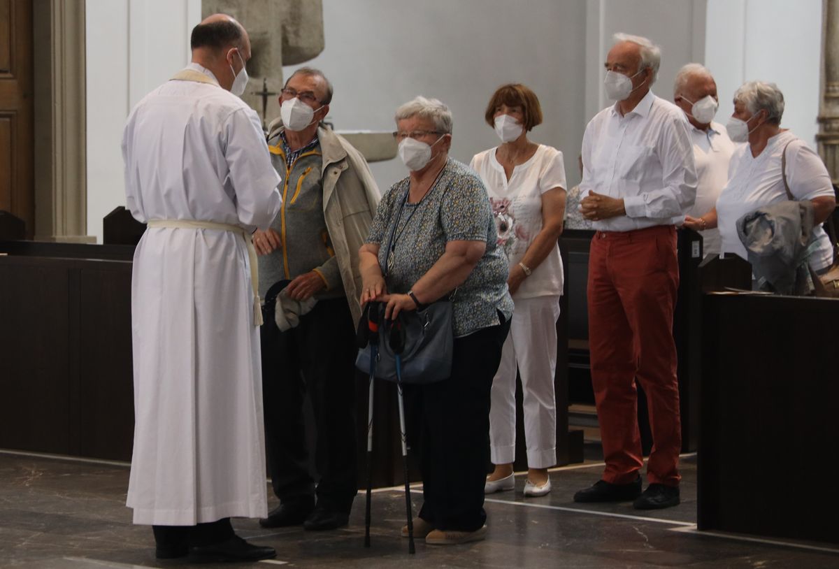 Mit rund 110 Ehepaaren aus der ganzen Diözese hat Weihbischof Ulrich Boom am Mittwochnachmittag, 23. Juni, einen Pontifikalgottesdienst gefeiert. Eingeladen waren Ehejubilare, die in den Jahren 2020 und 2021 auf 50, 60 oder 65 gemeinsame Jahre zurückblicken.