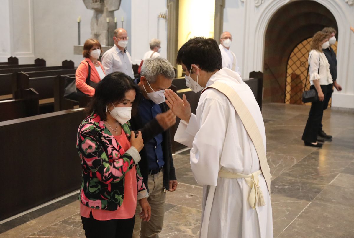 2621/0613 Gottesdienst für Ehejubilare Generalvikar Dr. Vorndran am Freitag, 25. Juni 2021_27687 Generalvikar Dr. Jürgen Vorndran feierte am Freitagabend, 25. Juni, einen Dankgottesdienst mit Ehepaaren, die seit 25 Jahren verheiratet sind. Anschließend spendeten der Generalvikar sowie weitere Priester und Diakone den Jubilaren mit Abstand den Segen.