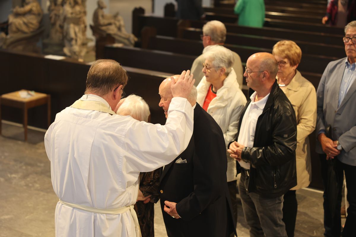 Seelsorgerinnen und Seelsorger spendeten nach dem Gottesdienst den Jubelpaaren individuell den Segen. 