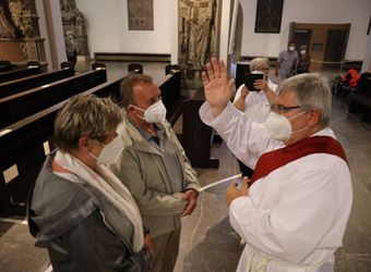 Generalvikar Dr. Jürgen Vorndran feierte am Dienstagabend, 29. Juni, einen Dankgottesdienst mit Ehejubilaren, die 2020 oder 2021 silberne Hochzeit feiern. Im Anschluss hatten die Ehepaare Gelegenheit, sich segnen zu lassen.