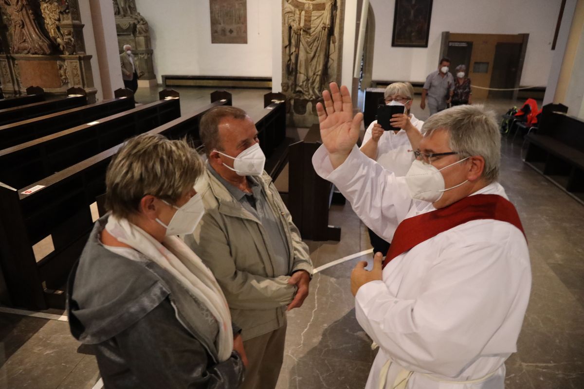 Generalvikar Dr. Jürgen Vorndran feierte am Dienstagabend, 29. Juni, einen Dankgottesdienst mit Ehejubilaren, die 2020 oder 2021 silberne Hochzeit feiern. Im Anschluss hatten die Ehepaare Gelegenheit, sich segnen zu lassen.