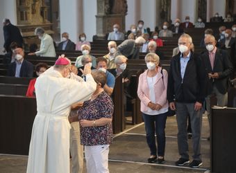 Bischof Dr. Franz Jung segnete nach dem Gottesdienst die Ehejubilare.