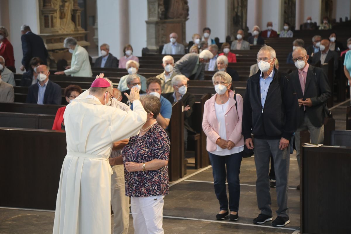 2721/0630_Ehejubilare mit Bischof Franz Jung_28155 Bischof Dr. Franz Jung segnete nach dem Gottesdienst die Ehejubilare.