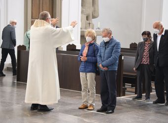 Im Anschluss an den Ehejubilarsgottesdienst mit Weihbischof Ulrich Boom am Freitagvormittag, 2. Juli, konnten sich die Paare von ihm und weiteren Priestern und Diakonen segnen lassen.