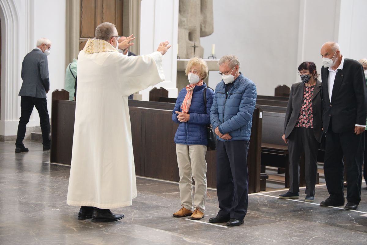 2721/0646 Ehejubilare Freitag, 2- Juli vormittags WB Boom_28490 Im Anschluss an den Ehejubilarsgottesdienst mit Weihbischof Ulrich Boom am Freitagvormittag, 2. Juli, konnten sich die Paare von ihm und weiteren Priestern und Diakonen segnen lassen.