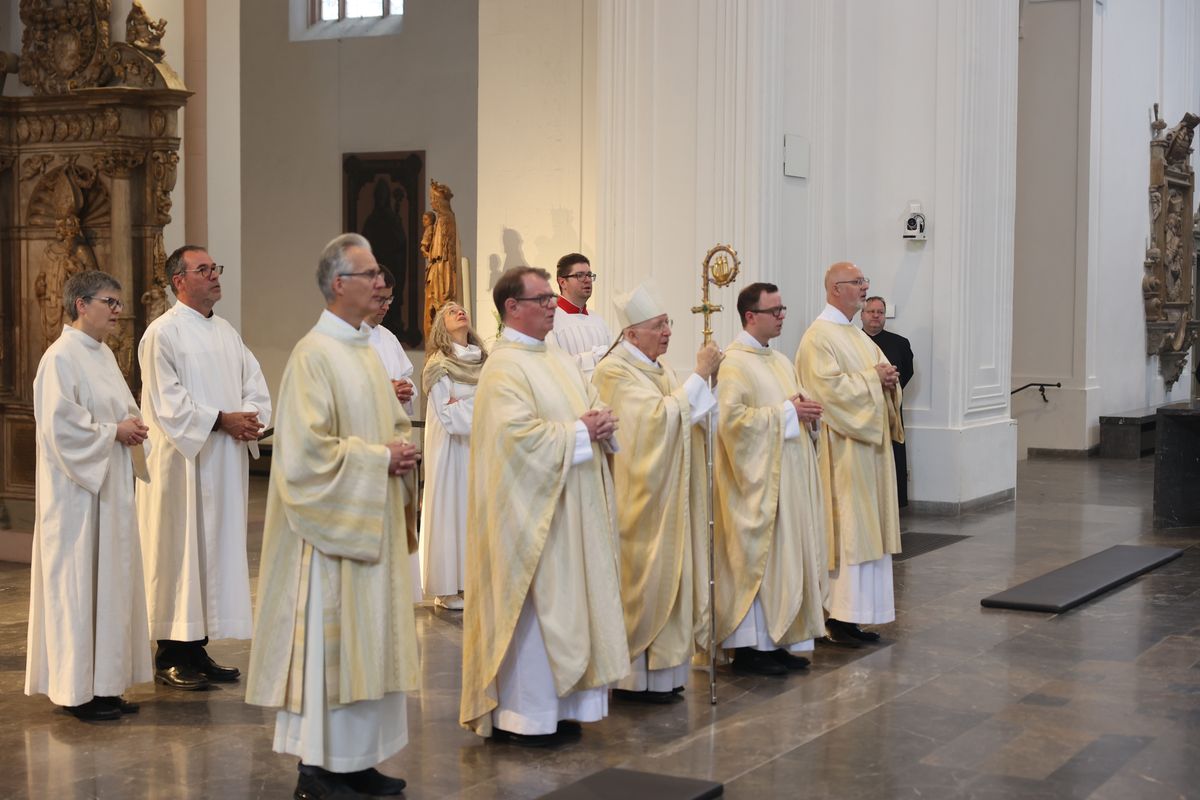 Mit mehr als 400 Ehepaaren, die seit 50, 60, 65 oder 70 Jahren verheiratet sind, hat Weihbischof em. Ulrich Boom am Donnerstagvormittag, 4. Juli, im Würzburger Kiliansdom einen Pontifikalgottesdienst gefeiert.