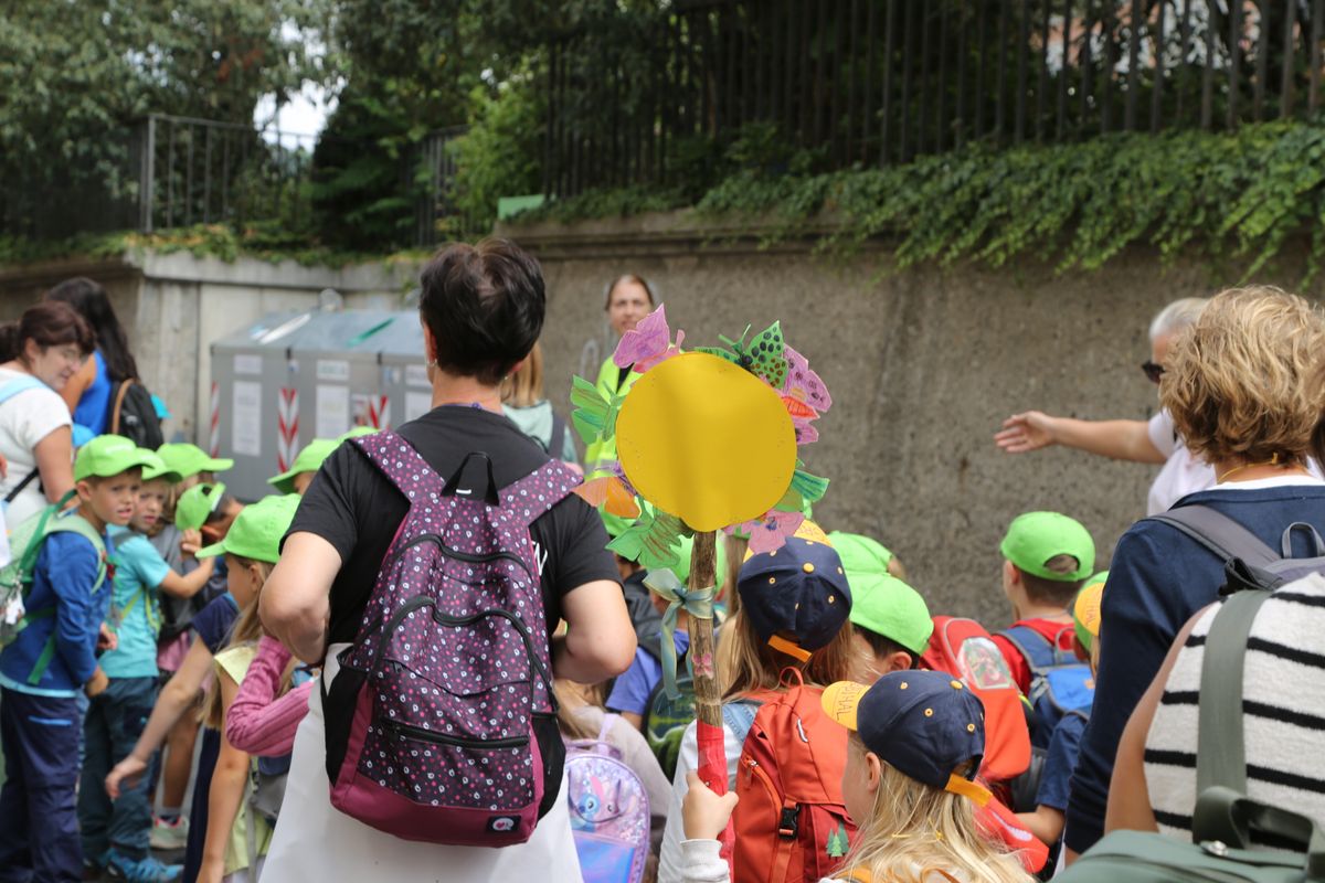 Rund 900 Kindergartenkinder haben am Freitag, 11. Juli, einen Gottesdienst mit Bischof Dr. Franz Jung in der Kirche Sankt Burkard gefeiert. Im Anschluss zogen sie über die Alte Mainbrücke in den Kiliansdom. 