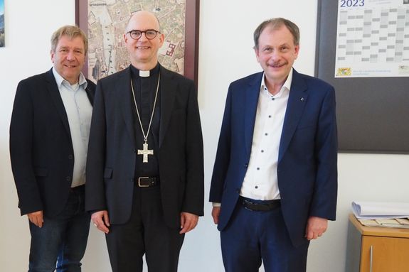 Im Amt für Ländliche Entwicklung Unterfranken (von links): Amtsleiter Jürgen Eisentraut, Bischof Dr. Franz Jung und stellvertretender Amtsleiter Otto Waldmann. Im Amt für Ländliche Entwicklung Unterfranken (von links): Amtsleiter Jürgen Eisentraut, Bischof Dr. Franz Jung und stellvertretender Amtsleiter Otto Waldmann.