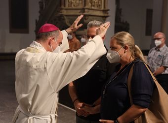 Bischof Dr. Franz Jung feierte am Mittwochabend, 23. Juni, einen Gottesdienst für Ehepaare, die 2021 oder 2021 auf 25 gemeinsame Jahre zurückblicken. Im Anschluss konnten sich die Paare segnen lassen.
