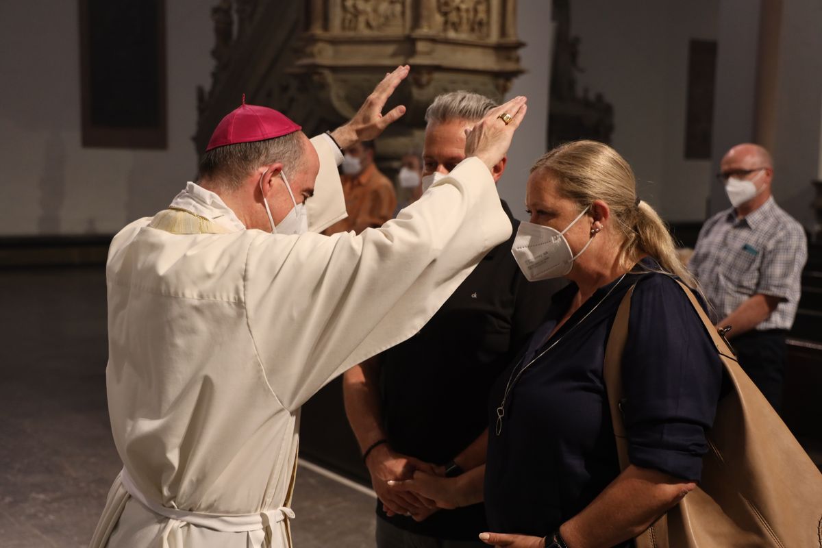 Bischof Dr. Franz Jung feierte am Mittwochabend, 23. Juni, einen Gottesdienst für Ehepaare, die 2021 oder 2021 auf 25 gemeinsame Jahre zurückblicken. Im Anschluss konnten sich die Paare segnen lassen.