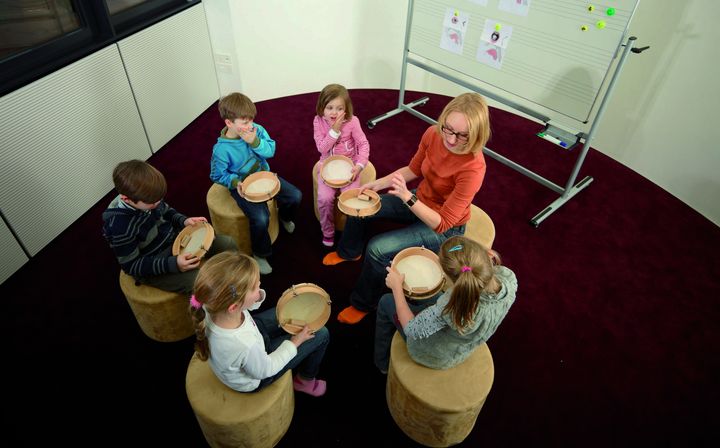 Im September starten bei der Dommusik Würzburg die neuen Kurse der musikalischen Frühförderung. Sowohl beim Eltern-Kind-Singen für Kinder im Alter ab fünf Monaten bis drei Jahre als auch bei der Musikalischen Früherziehung mit Schwerpunkt Gesang (MFE-vokal) für Kinder ab vier Jahren und Vorschulkinder sind noch Plätze frei.