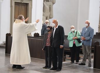 Im Anschluss an den Ehejubilarsgottesdienst mit Weihbischof Ulrich Boom am Freitagvormittag, 2. Juli, konnten sich die Paare von ihm und weiteren Priestern und Diakonen segnen lassen.