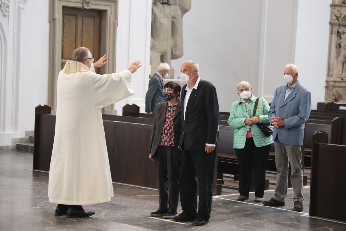 2721/0646 Ehejubilare Freitag, 2- Juli vormittags WB Boom_28491 Im Anschluss an den Ehejubilarsgottesdienst mit Weihbischof Ulrich Boom am Freitagvormittag, 2. Juli, konnten sich die Paare von ihm und weiteren Priestern und Diakonen segnen lassen.