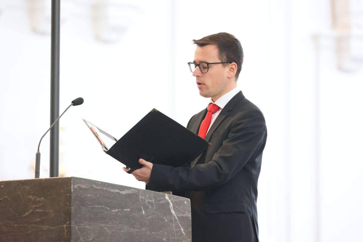 Weihbischof Paul Reder ist am Freitag, 10. Mai, offiziell in sein Amt als Dompropst eingeführt worden - zunächst in der Kapelle des Bischofshauses, dann bei einem Pontifikalgottesdienst im Kiliansdom. Dabei wurde besonders an Bischof em. Dr. Paul-Werner Scheele erinnert, der am 10. Mai 2019 starb.