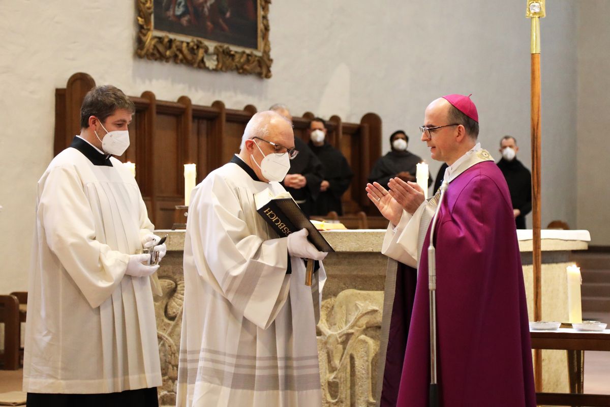 Bischof Dr. Franz Jung segnet die Asche.