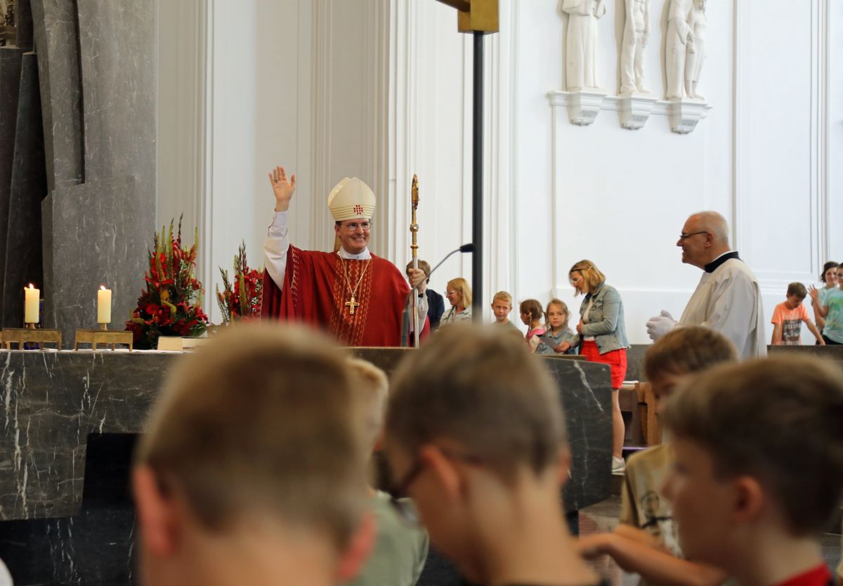 Mit rund 1300 Kommunionkindern und ihren Begleitern hat Weihbischof Paul Reder am Montag, 8. Juli, einen Gottesdienst im Kiliansdom gefeiert.