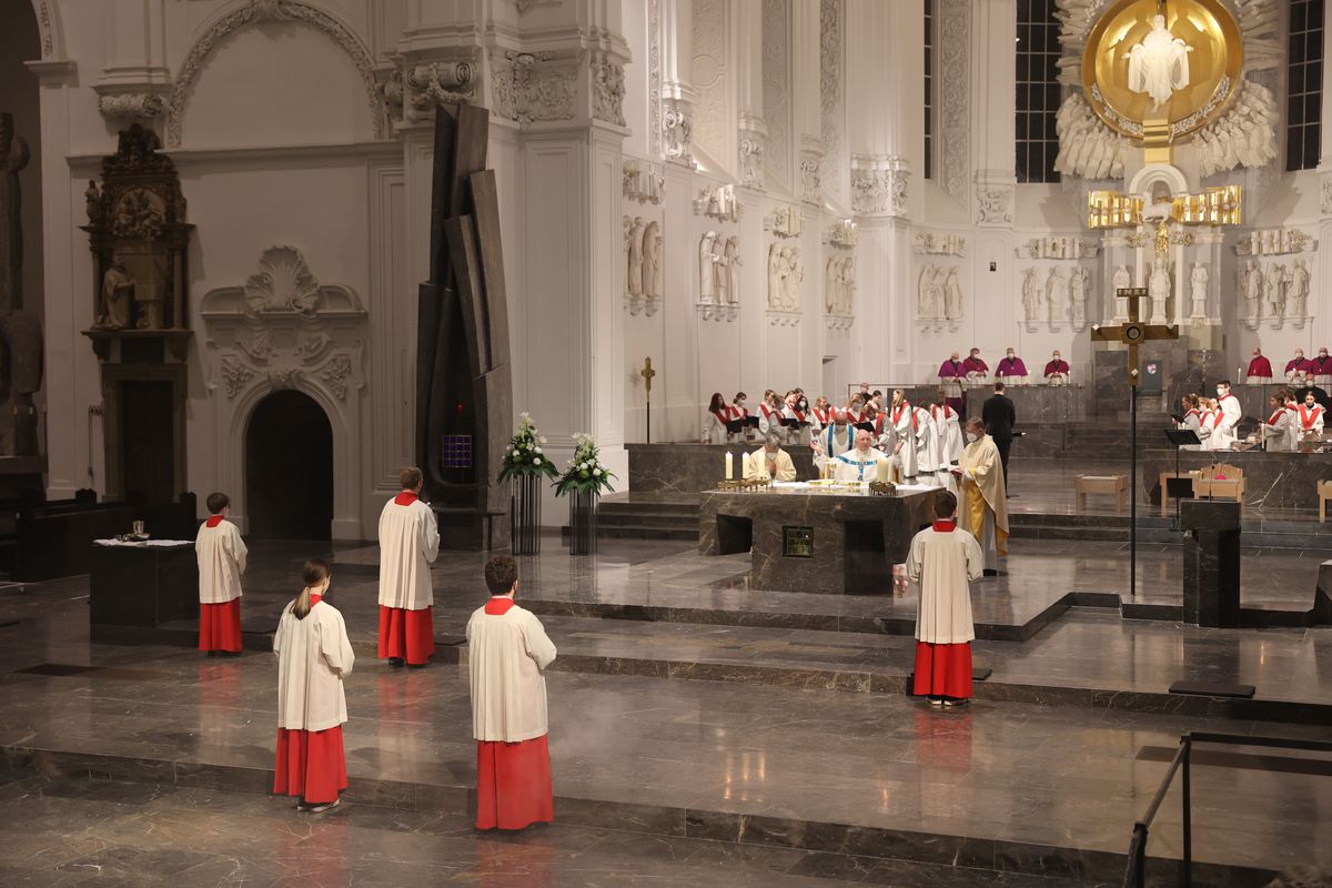 Weihbischof Ulrich Boom feierte am Mittwochabend, 23. Februar, dem Fest der Darstellung des Herrn, einen Pontifikalgottesdienst im Kiliansdom. Weihbischof Ulrich Boom feierte am Mittwochabend, 23. Februar, dem Fest der Darstellung des Herrn, einen Pontifikalgottesdienst im Kiliansdom.