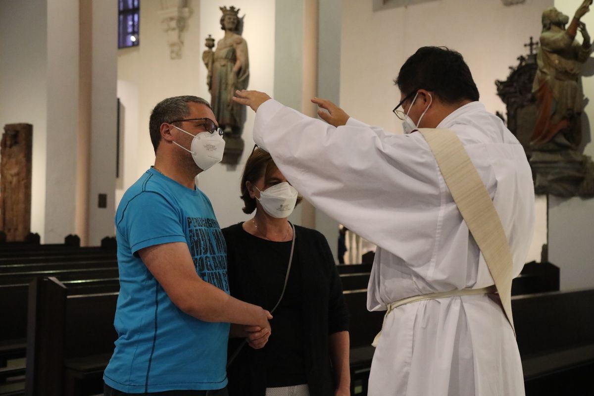 2721/0637-Dankgottesdienst für Ehejubilare mit Bischof Dr. Franz Jung_28330 Bischof Dr. Franz Jung hat am Mittwochabend, 30. Juni, einen Gottesdienst im Würzburger Kiliansdom gefeiert.