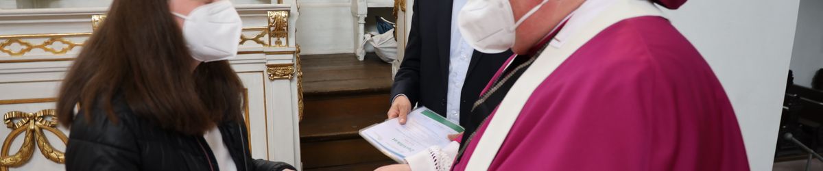 2721/0642 Umweltauditor(inn)en_28342 Bei einem ökumenischen Gottesdienst im Würzburger Neumünster überreichten Regionalbischöfin Gisela Bornowski und Dompfarrer Stefan Gessner die Zertifikate an die neuen kirchlichen Umweltauditorinnen und -auditoren.