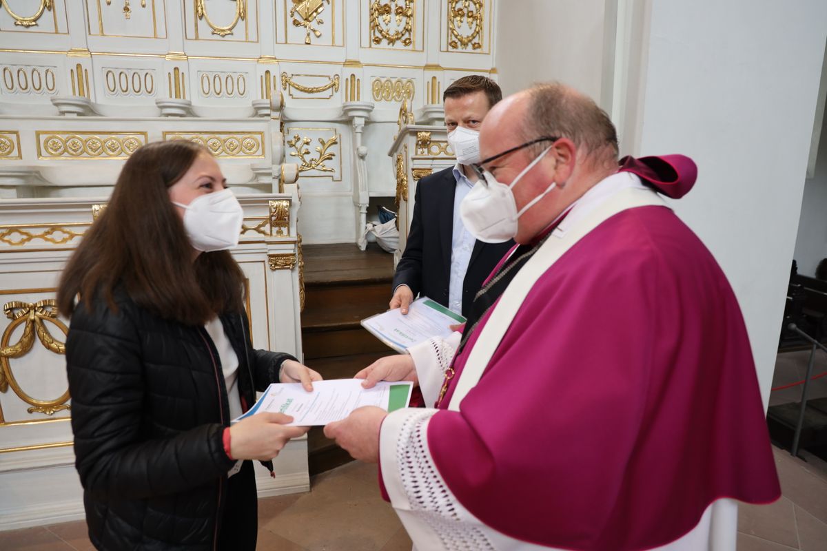 2721/0642 Umweltauditor(inn)en_28342 Bei einem ökumenischen Gottesdienst im Würzburger Neumünster überreichten Regionalbischöfin Gisela Bornowski und Dompfarrer Stefan Gessner die Zertifikate an die neuen kirchlichen Umweltauditorinnen und -auditoren.
