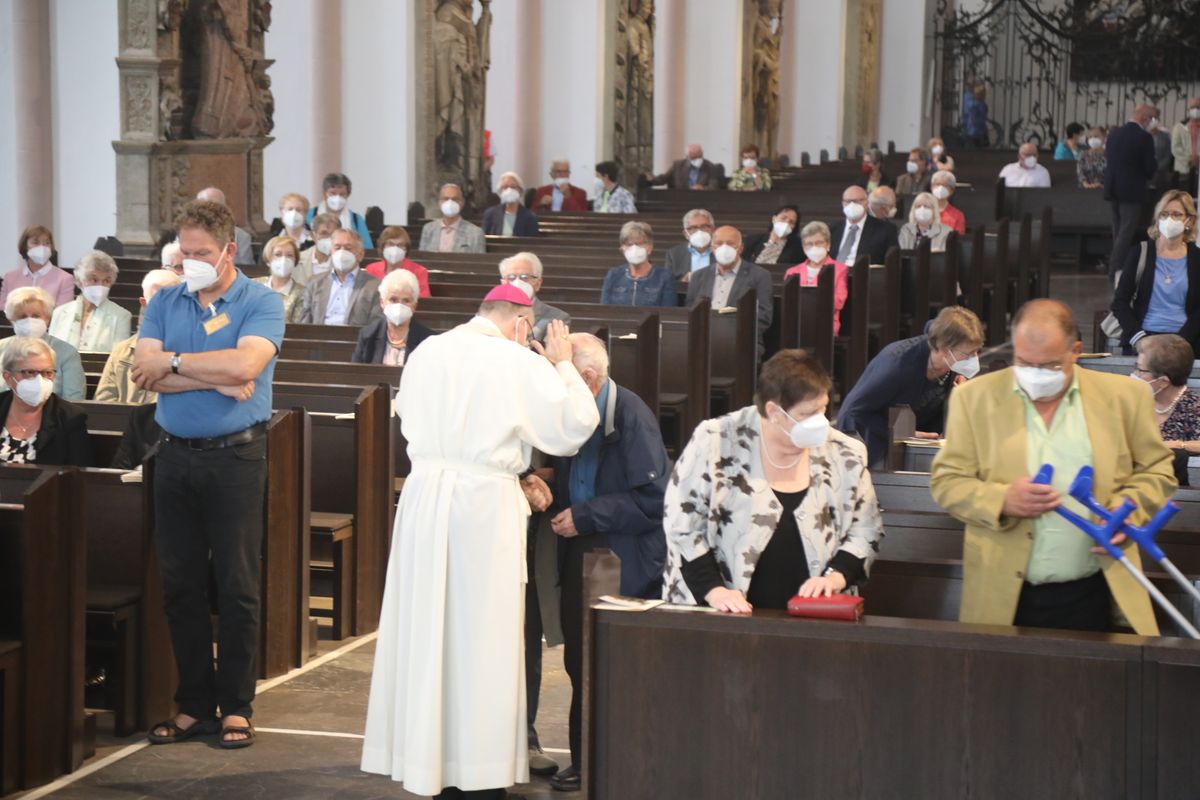 2721/0630_Ehejubilare mit Bischof Franz Jung_28150 Bischof Dr. Franz Jung segnete nach dem Gottesdienst die Ehejubilare.