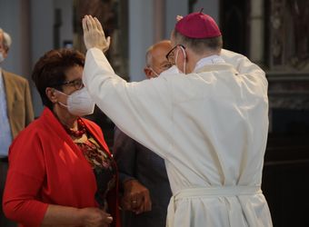 Bischof Dr. Franz Jung segnete nach dem Gottesdienst die Ehejubilare.
