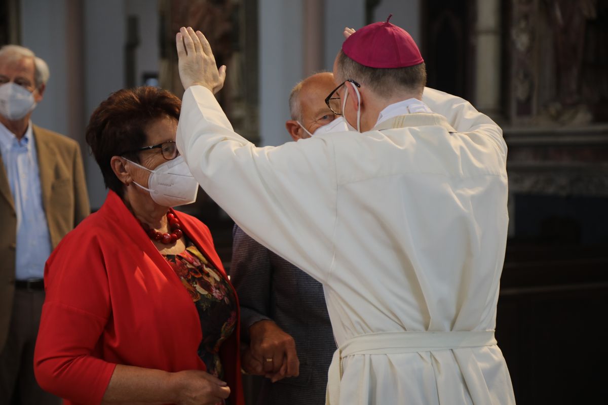 2721/0630_Ehejubilare mit Bischof Franz Jung_28201 Bischof Dr. Franz Jung segnete nach dem Gottesdienst die Ehejubilare.