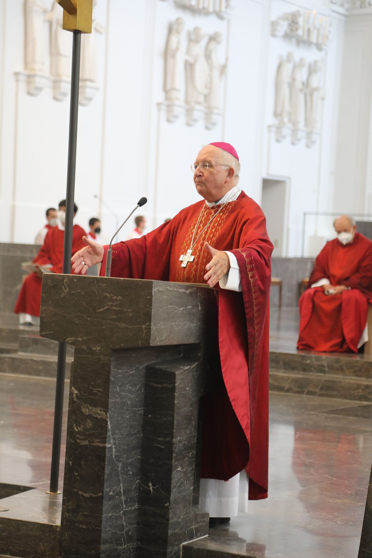 2721/0661 Ministranten-Gottesdienst_28693 Weihbischof Ulrich Boom hat anlässlich der Kiliani-Wallfahrtswoche mit den Ministranten einen Gottesdienst im Würzburger Dom gefeiert.