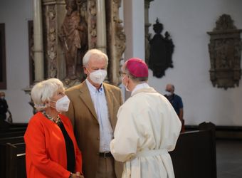 Bischof Dr. Franz Jung segnete nach dem Gottesdienst die Ehejubilare.