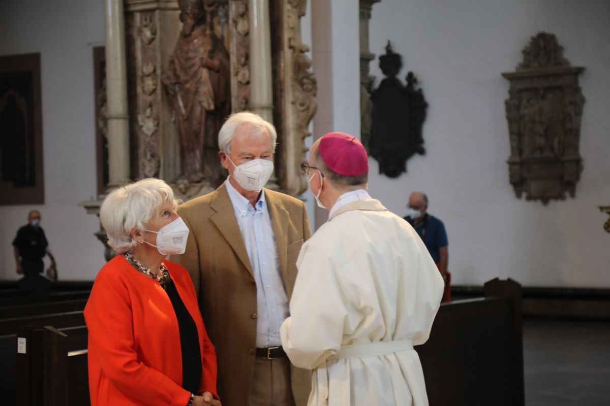 2721/0630_Ehejubilare mit Bischof Franz Jung_28202 Bischof Dr. Franz Jung segnete nach dem Gottesdienst die Ehejubilare.