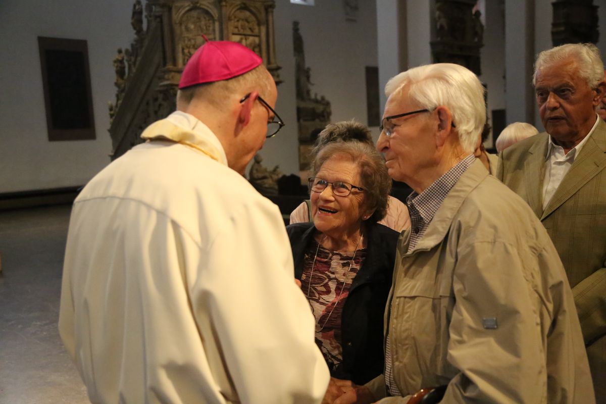 Bischof Dr. Franz Jung hat am Donnerstagnachmittag, 4. Juli, mit etwa 320 Paaren im Kiliansdom ihr goldenes oder diamantenes Ehejubiläum gefeiert.