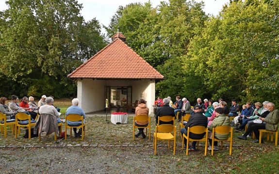Mehr als 30 Gläubige aus dem ganzen Bistum kamen zum Bruder-Klaus-Gebet der Katholischen Landvolkbewegung Würzburg an der gleichnamigen Kapelle. Mehr als 30 Gläubige aus dem ganzen Bistum kamen zum Bruder-Klaus-Gebet der Katholischen Landvolkbewegung Würzburg an der gleichnamigen Kapelle.