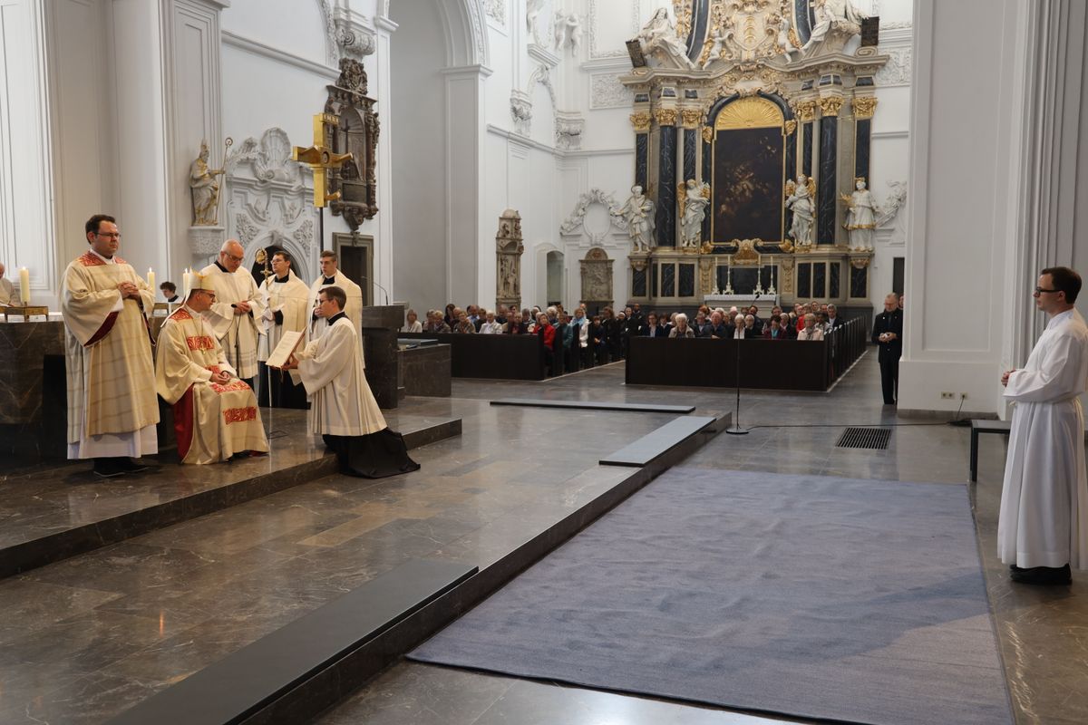Bei einem feierlichen Gottesdienst im Würzburger Kiliansdom weihte Bischof Dr. Franz Jung Bertram Ziegler zum Diakon. Zahlreiche Verwandte, Freunde und Wegbegleiter des Priesterseminaristen nahmen an der Feier teil.