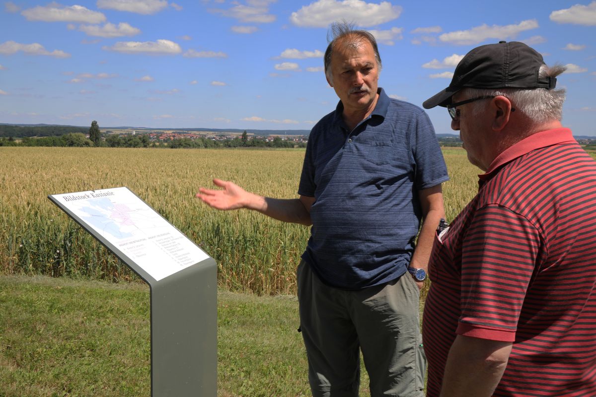 Robert König (links) und Hubert Rüth vom Passionsspielverein kümmern sich auch um die Pflege des Passionswegs.