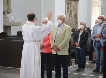 Bischof Dr. Franz Jung segnete nach dem Gottesdienst die Ehejubilare.