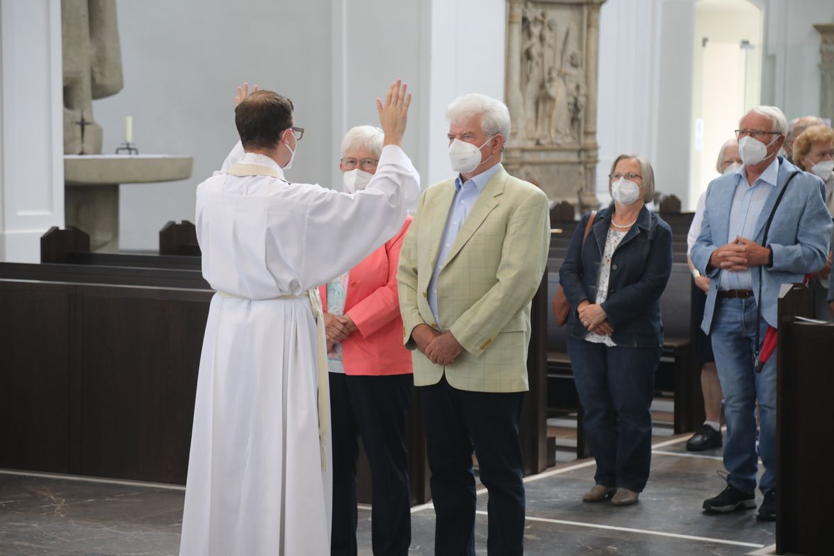 2721/0630_Ehejubilare mit Bischof Franz Jung_28183 Bischof Dr. Franz Jung segnete nach dem Gottesdienst die Ehejubilare.