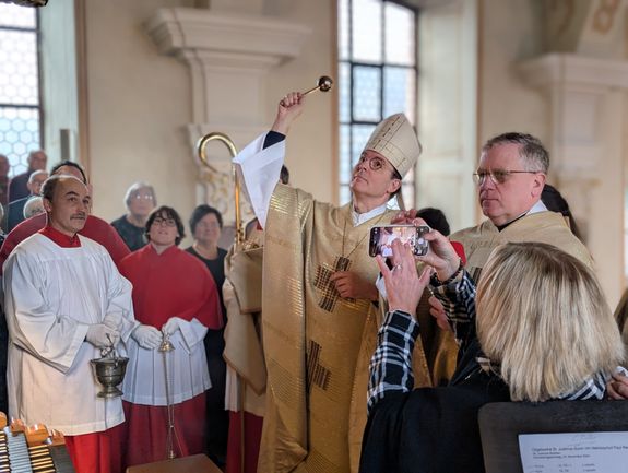 Weihbischof Paul Reder besprengt die sanierte Orgel in der Pfarrkirche Sankt Justinus mit Weihwasser. Weihbischof Paul Reder besprengt die sanierte Orgel in der Pfarrkirche Sankt Justinus mit Weihwasser.