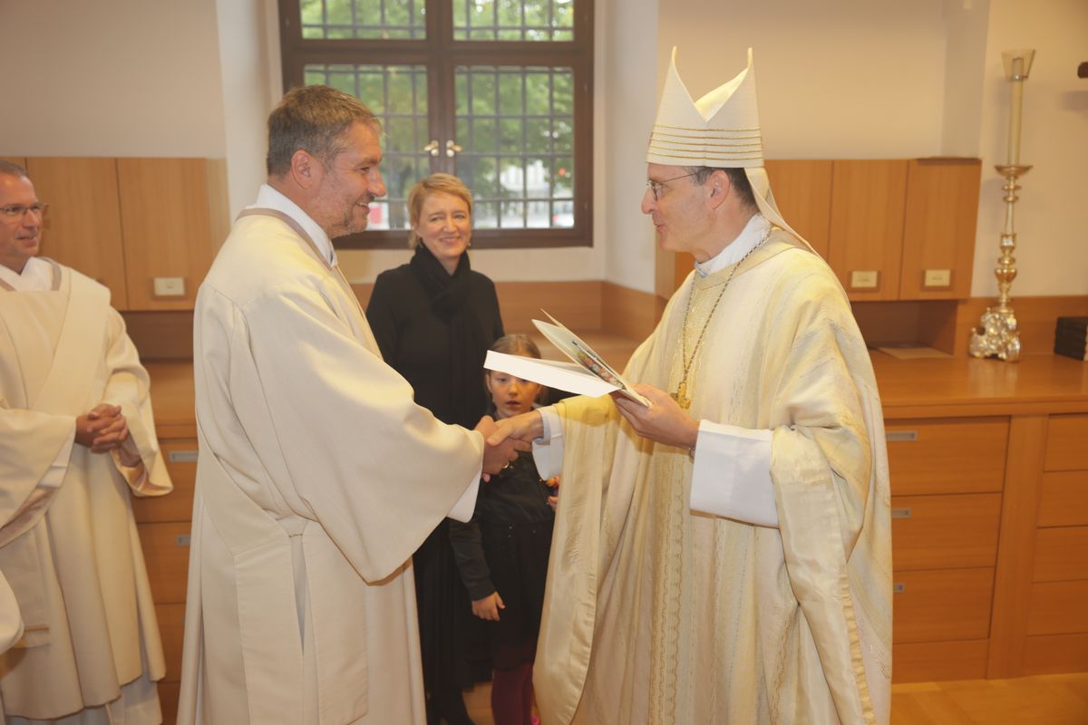 Bei einem Pontifikalgottesdienst am Samstag, 27. September, weihte Weihbischof Paul Reder drei Männer im Würzburger Kiliansdom zu Diakonen.