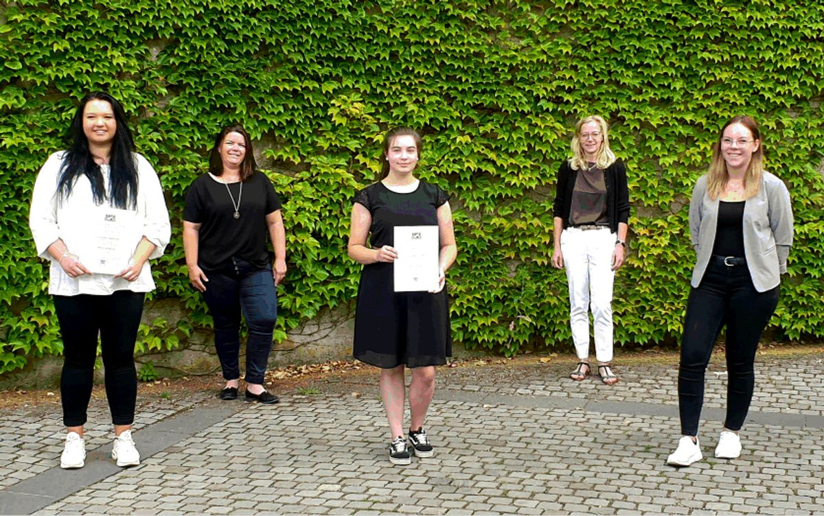 Zeugnisübergabe im Exerzitienhaus Himmelspforten (vorne von links): Kamila Hendrysiak und Hanna Fröhlich absolvierten die Ausbildung zur Hauswirtschafterin, Linda Siegler ist nun Kauffrau für Büromanagement. Im Hintergrund Caroline Pfannes (links), Ausbilderin Hauswirtschaft, und Verwaltungsleiterin Gudrun Dittmann-Nath, Ausbilderin für Büromanagement.