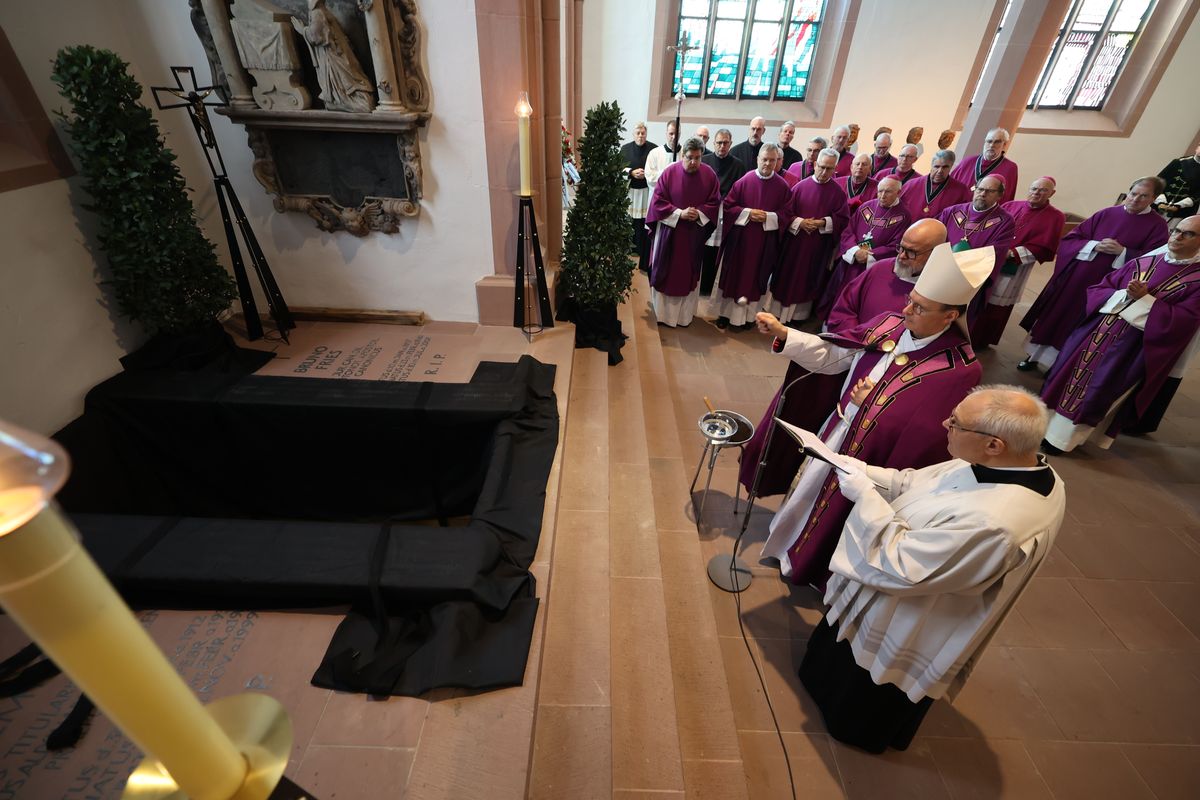 Bischof Dr. Franz Jung feierte am Samstag, 12. Oktober, im Würzburger KIliansdom ein Pontifikalrequiem für Weihbischof em. Helmut Bauer. Die anschließende Beisetzung leitete Dompropst Weihbischof Paul Reder.