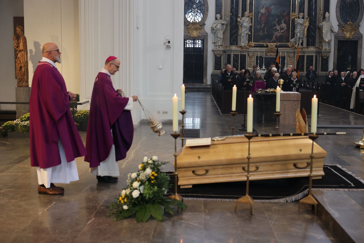 Bischof Dr. Franz Jung feierte am Samstag, 12. Oktober, im Würzburger KIliansdom ein Pontifikalrequiem für Weihbischof em. Helmut Bauer. Die anschließende Beisetzung leitete Dompropst Weihbischof Paul Reder.