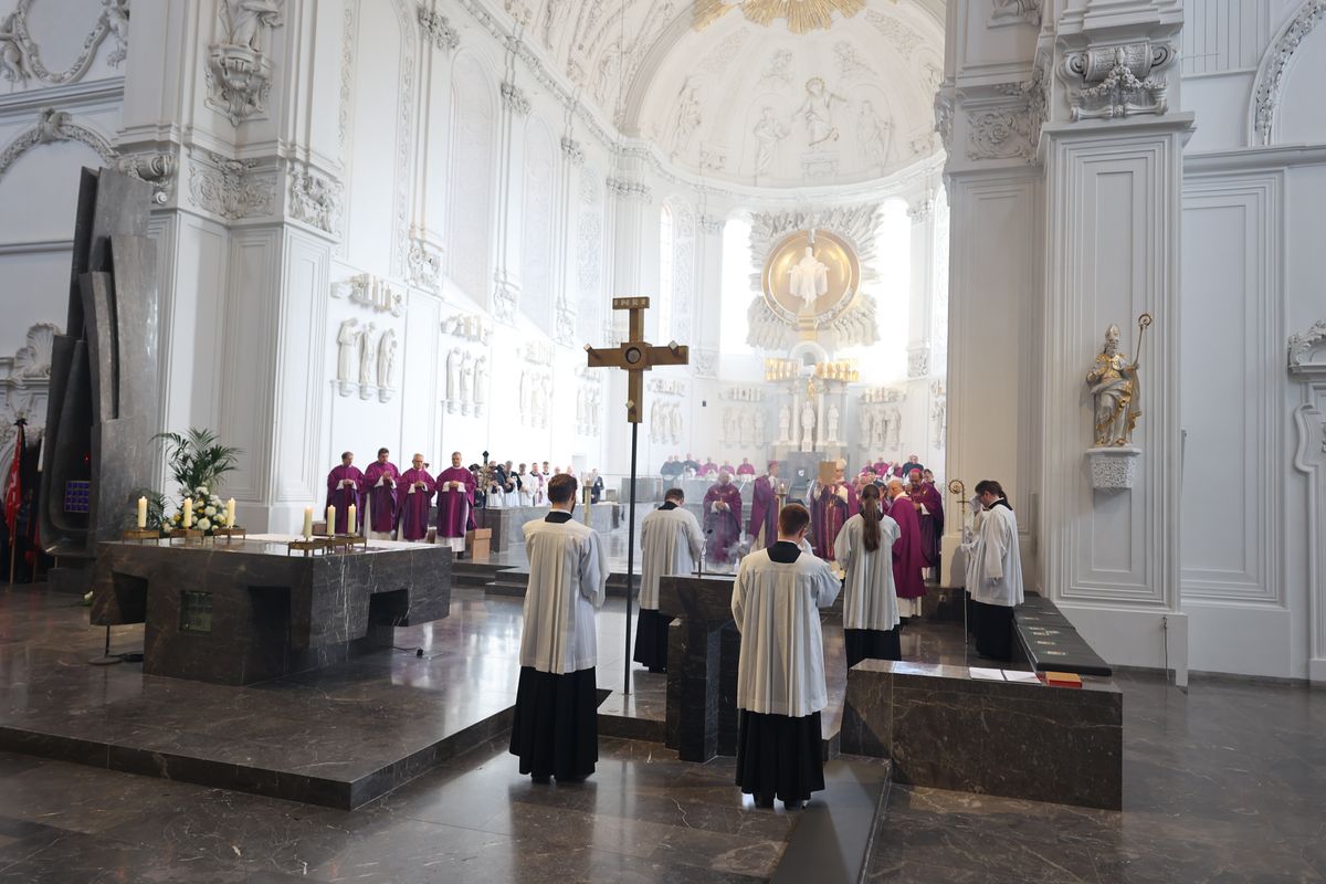 Bischof Dr. Franz Jung feierte am Samstag, 12. Oktober, im Würzburger KIliansdom ein Pontifikalrequiem für Weihbischof em. Helmut Bauer. Die anschließende Beisetzung leitete Dompropst Weihbischof Paul Reder.