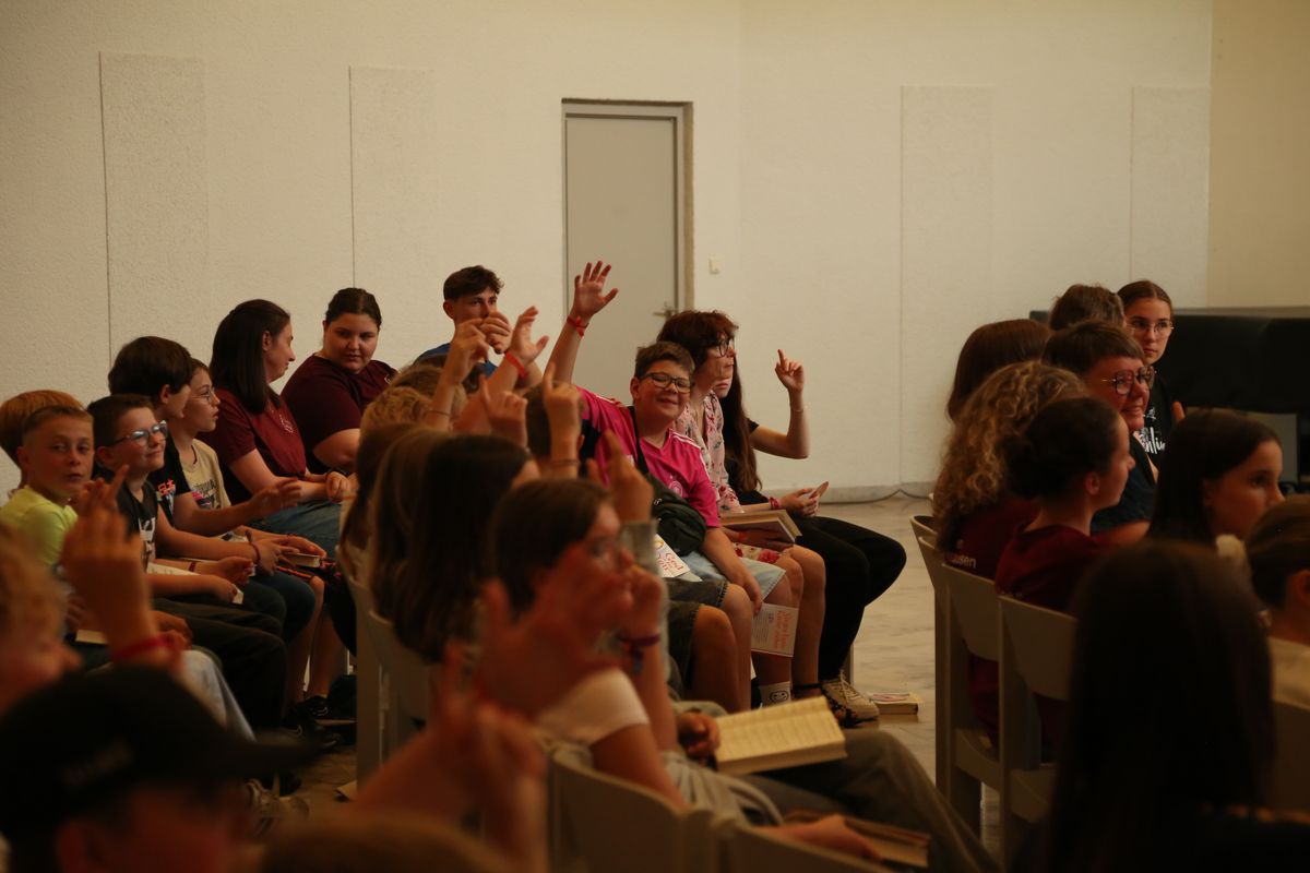 Am Tag der Jugend hat Weihbischof Paul Reder im Anschluss an ein buntes Workshop-Programm einen Kiliani-Gottesdienst mit den Jugendlichen im Kilianeum in Würzburg gefeiert.