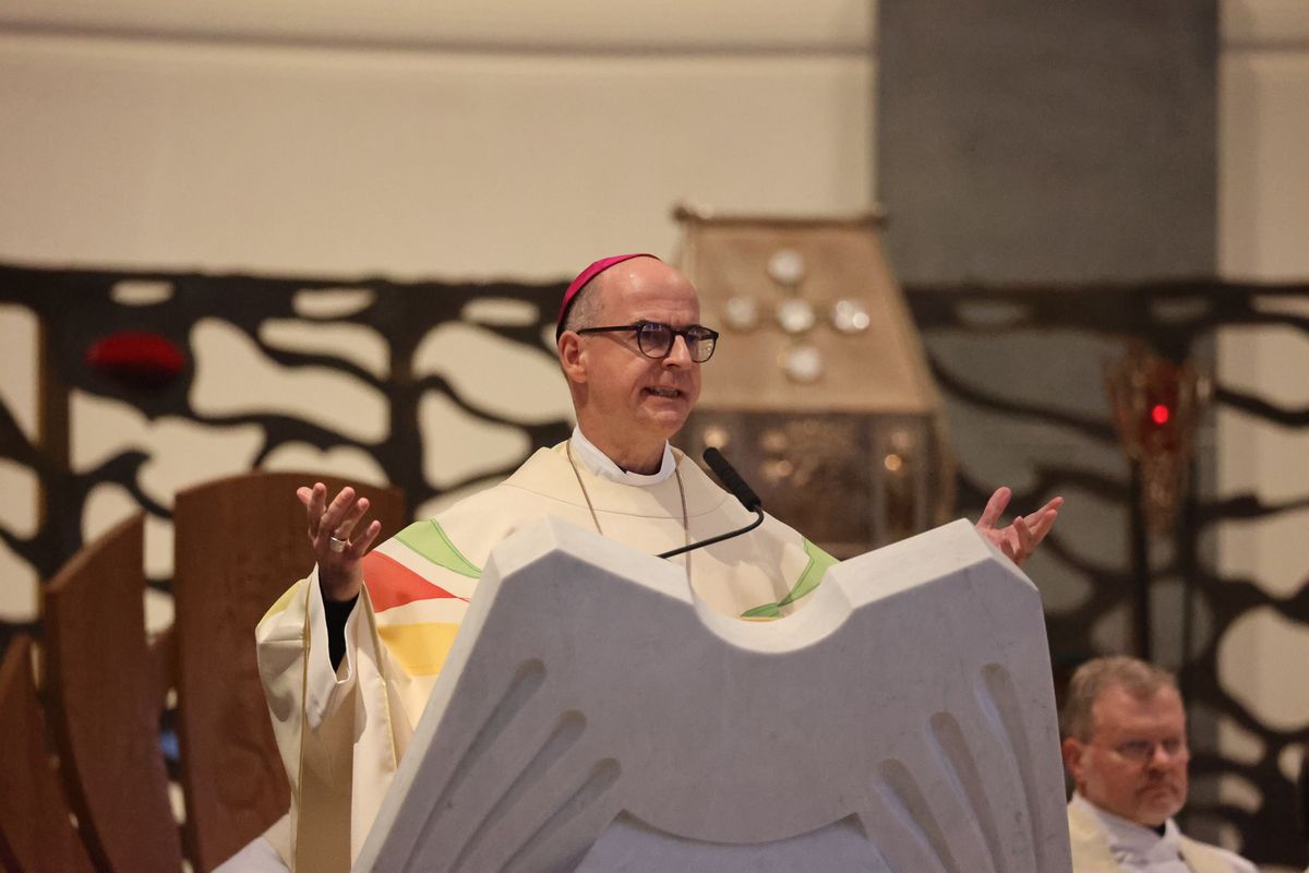 Bischof Dr. Franz Jung feierte am Festtag des heiligen Franziskus in der Kathedrale des heiligen Mél in Longford einen Gottesdienst. Im Anschluss lud die Pfarrei zum Kaffee in das Untergeschoss ein.