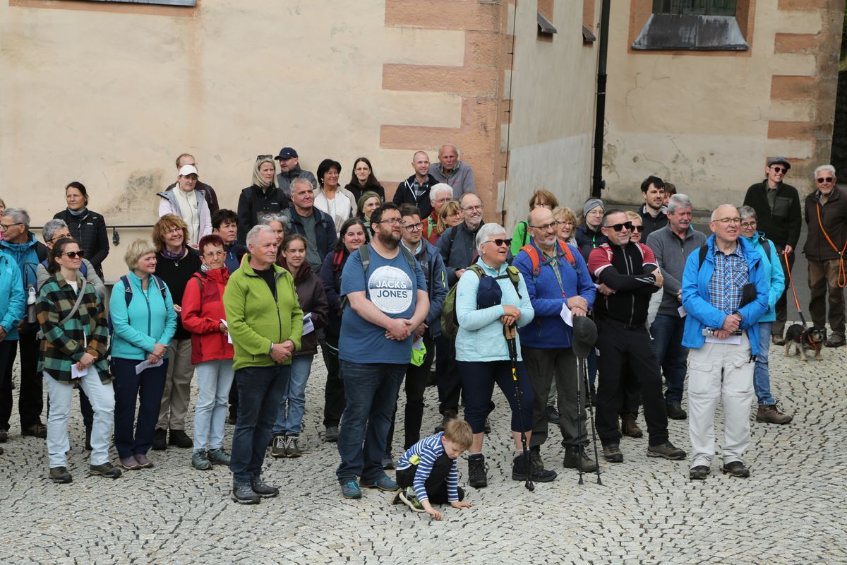 Fast 400 Gläubige haben an der Ökumenischen Kreuzbergwallfahrt mit Bischof Jung und Regionalbischöfin Bornowski teilgenommen.  Fast 400 Gläubige haben an der Ökumenischen Kreuzbergwallfahrt mit Bischof Jung und Regionalbischöfin Bornowski teilgenommen.